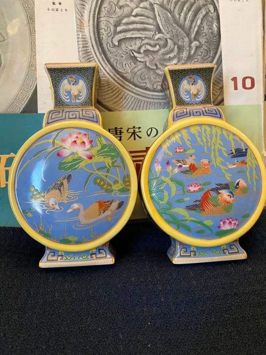 乾隆年製款、花鳥花紋扁瓶一对、二つ、箱付き