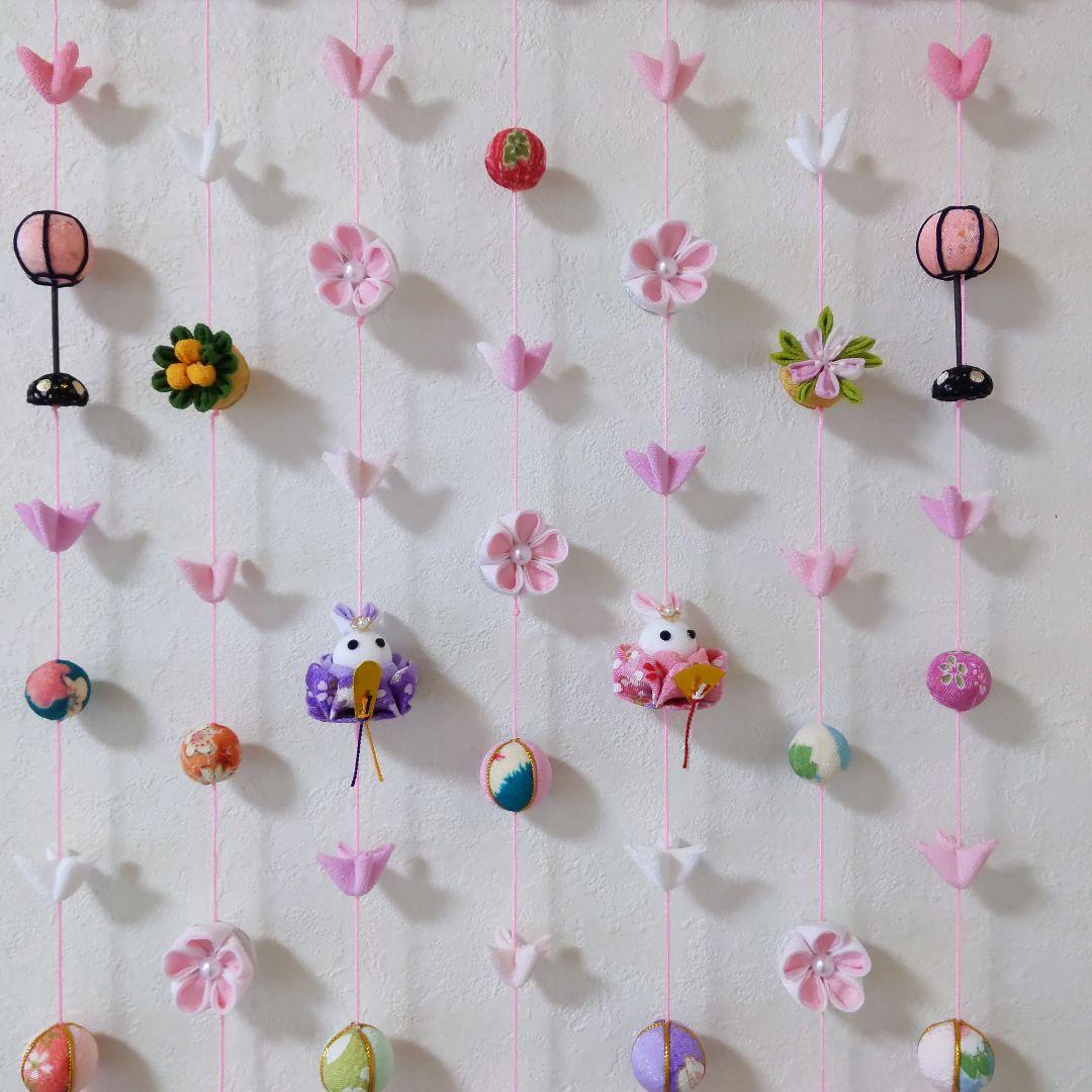 ちりめん細工　お花とまりとうさぎ雛の壁掛け下げ飾り(7下げ)