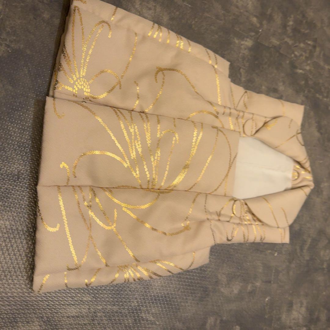 七五三着物 3歳 男の子 被布セット ベージュ金彩×墨黒の菊重ね ベレー帽つき