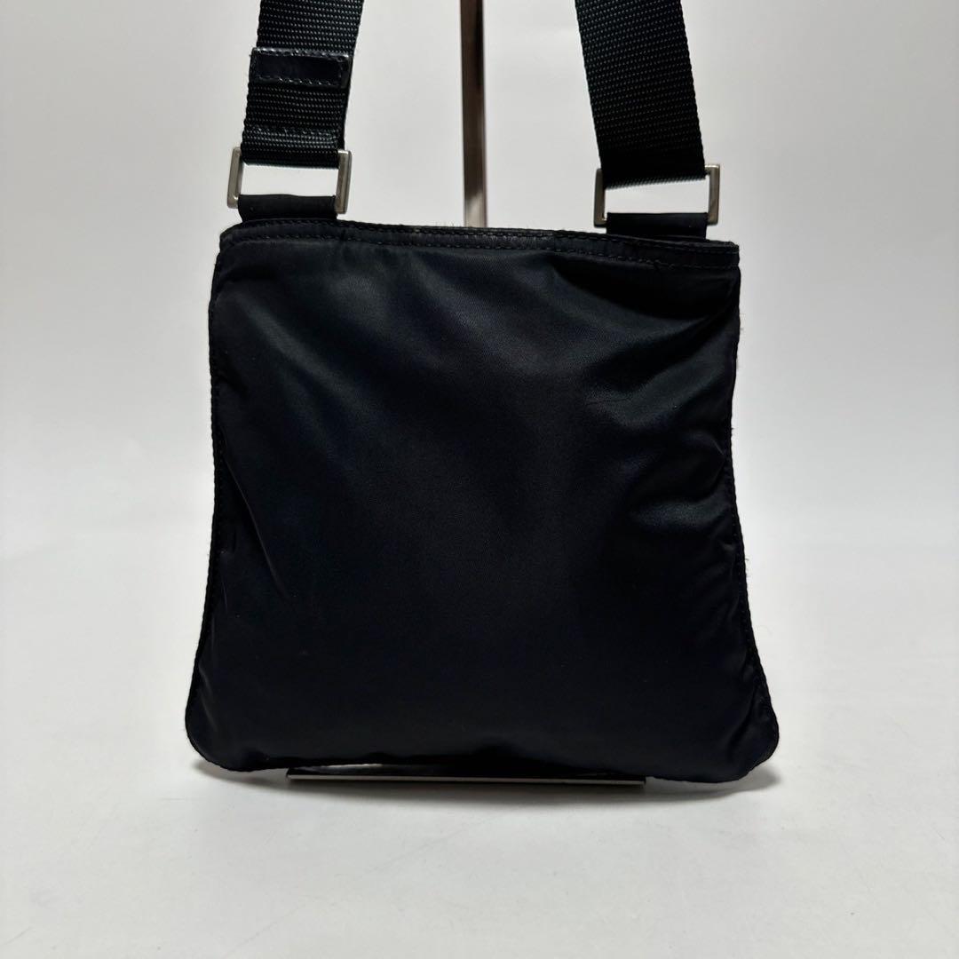 t33【美品】プラダ　三角ロゴ　ナイロン　ブラック　ショルダーバッグサコッシュ.