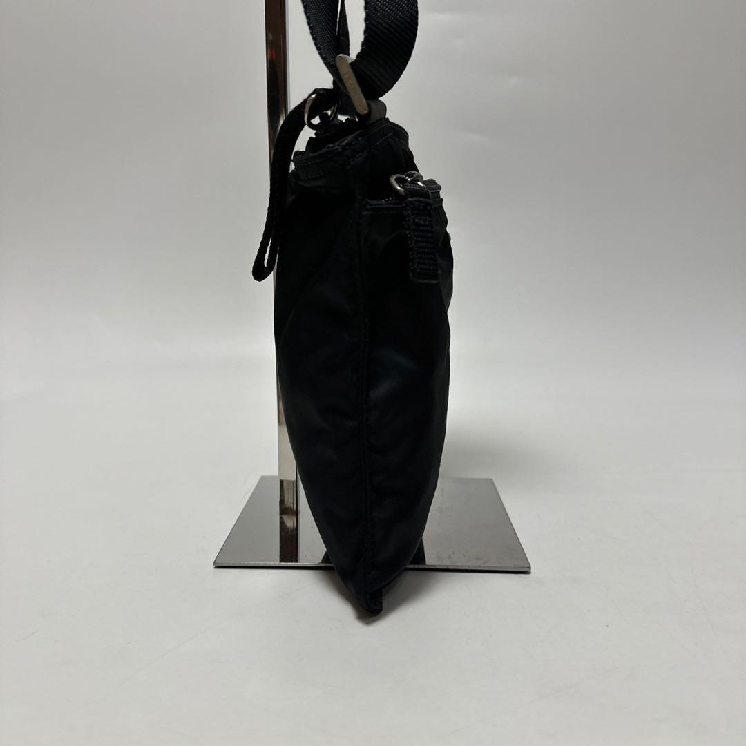 t33【美品】プラダ　三角ロゴ　ナイロン　ブラック　ショルダーバッグサコッシュ.