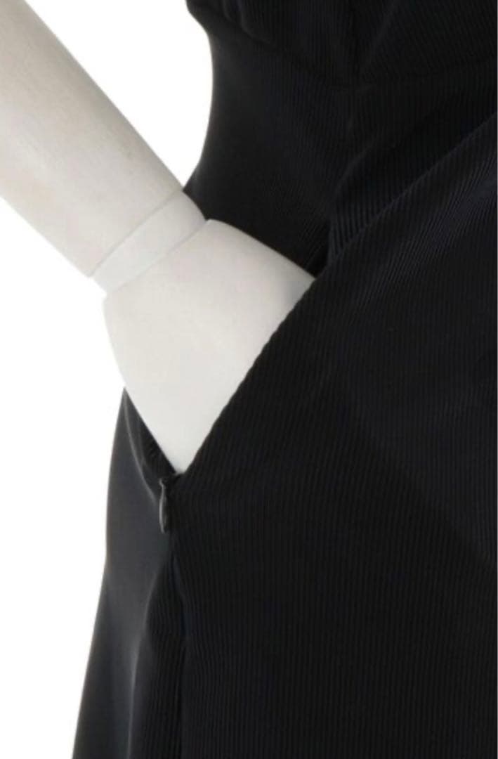 新品タグ付き UN3D アンスリード バックストラップオールインワン 水着