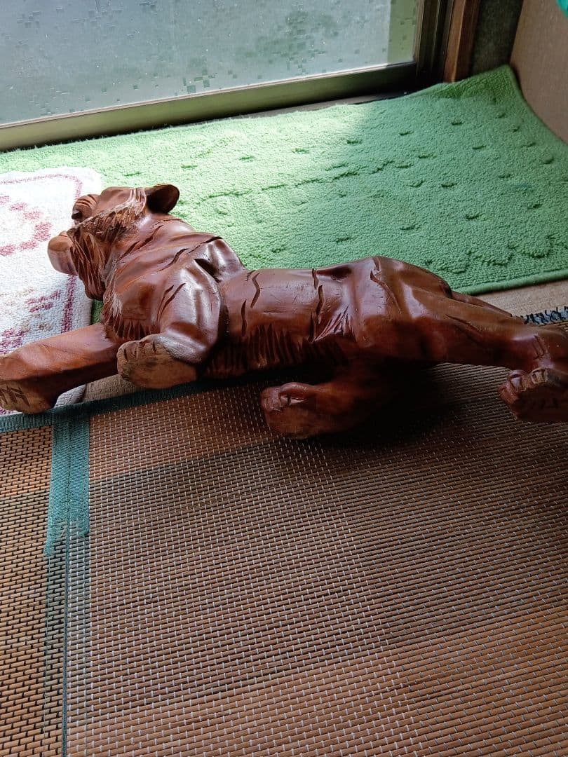 木製虎彫刻 約50cm 茶色