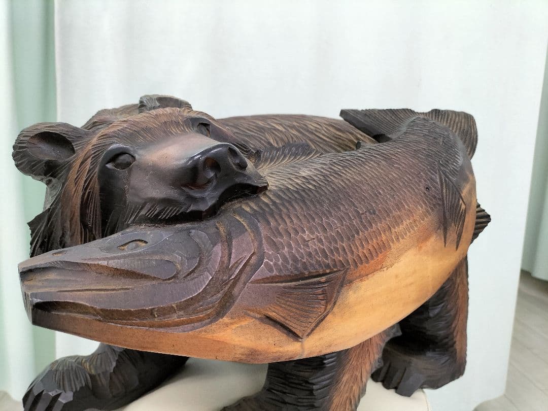 クマ 魚 木製彫刻