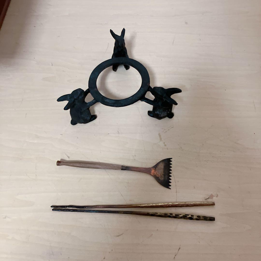 囲炉裏　木製　火鉢　火箸　灰付き　アンティーク　囲炉裏テーブル　古民具 蓋つき