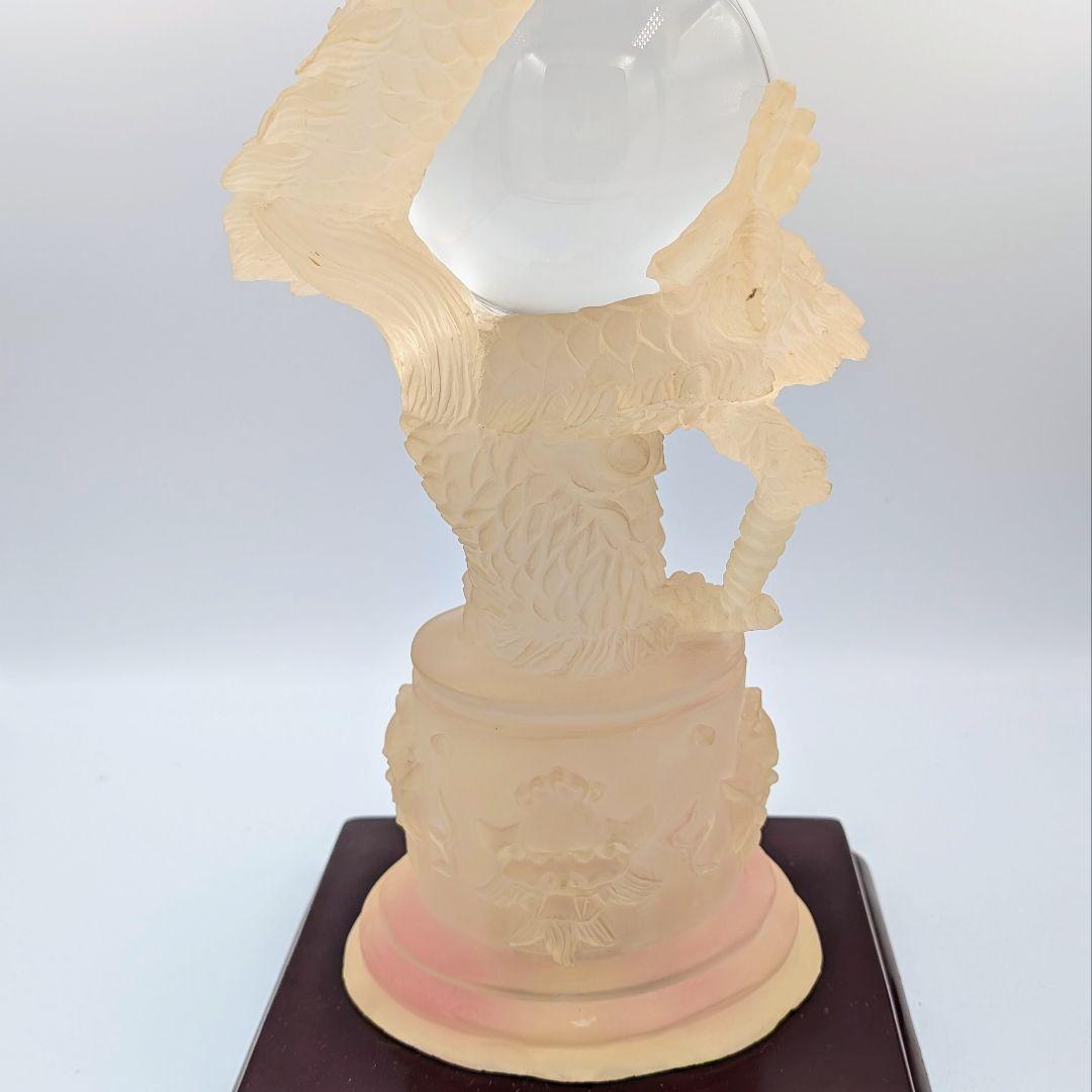 【風水・縁起物】開運龍の大型置物　水晶玉を抱える龍　台座付き