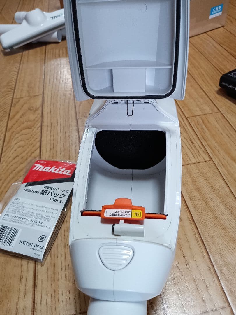 マキタ10.8V充電式クリーナCL107FD 純正バッテリー及び充電器付
