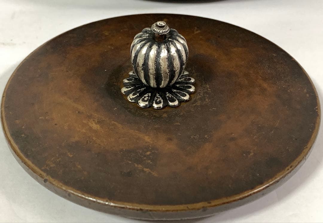 金龍堂造 高肉彫菊花文 鉄瓶 銀象嵌持手 蓋つまみ純銀 在銘