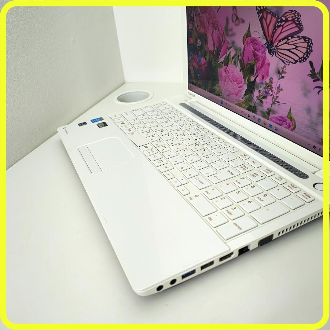 白　新品SSD256GB⭐️windows11　ノートパソコン　カメラ　785