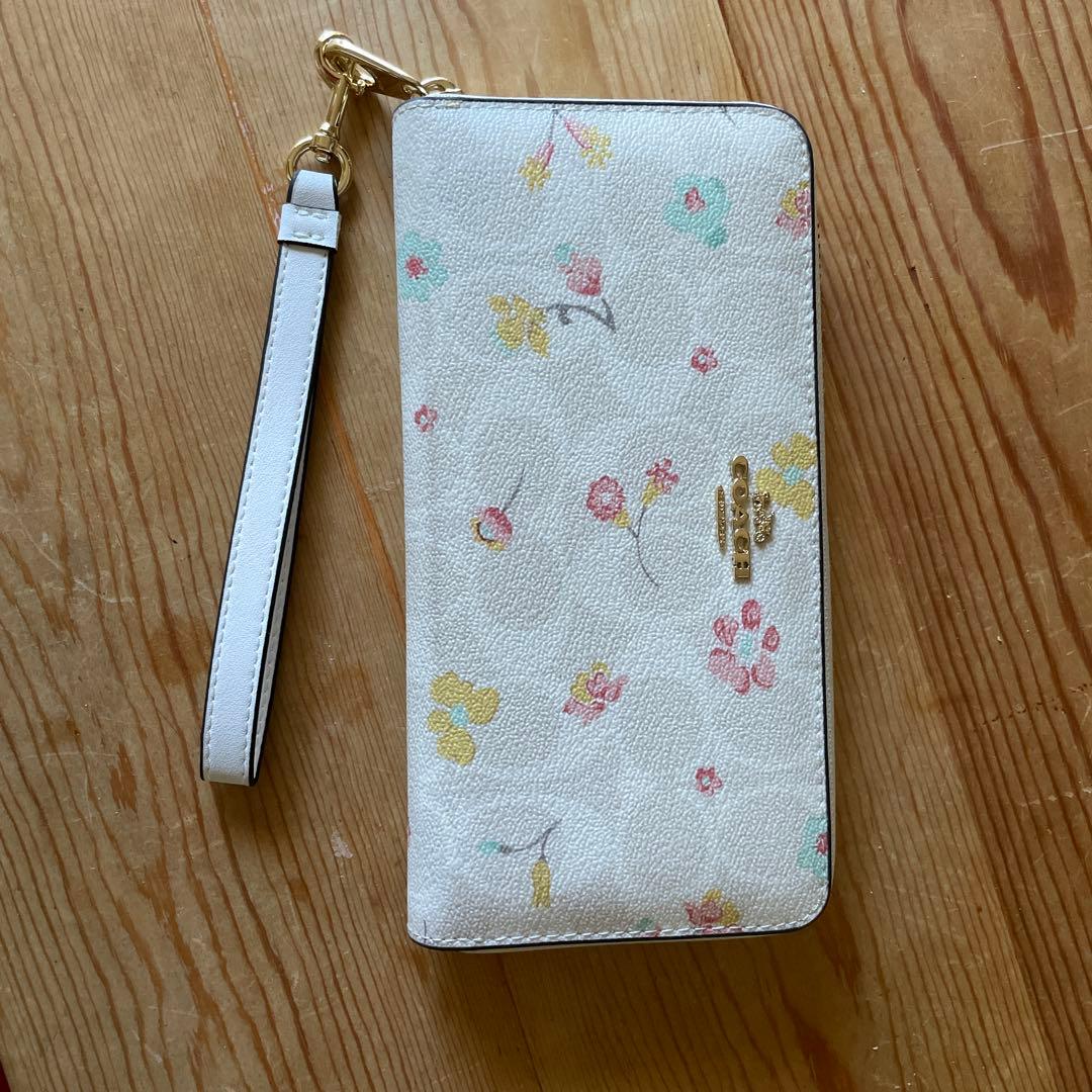 花柄デザインの長財布　コーチ　coach