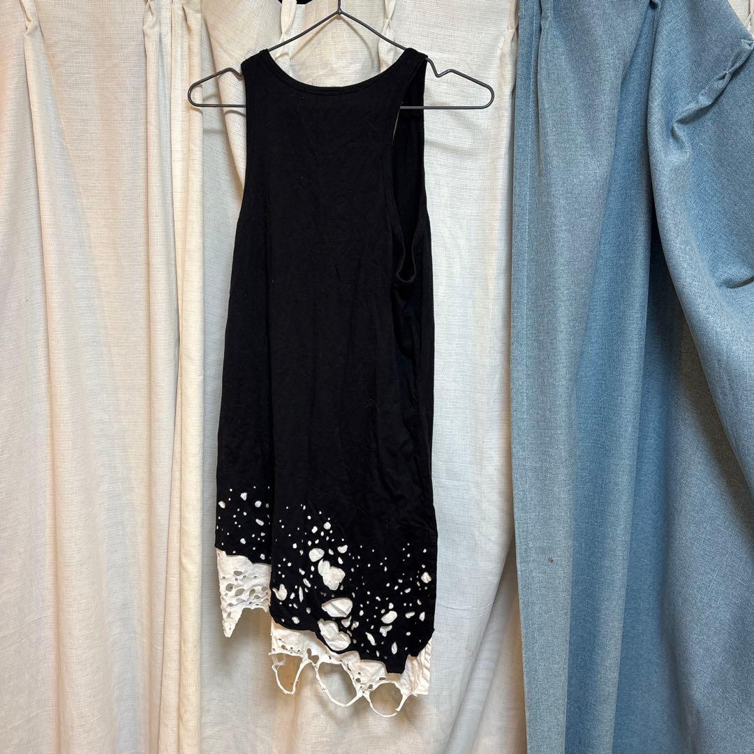 レース裾付きブラックタンクトップ