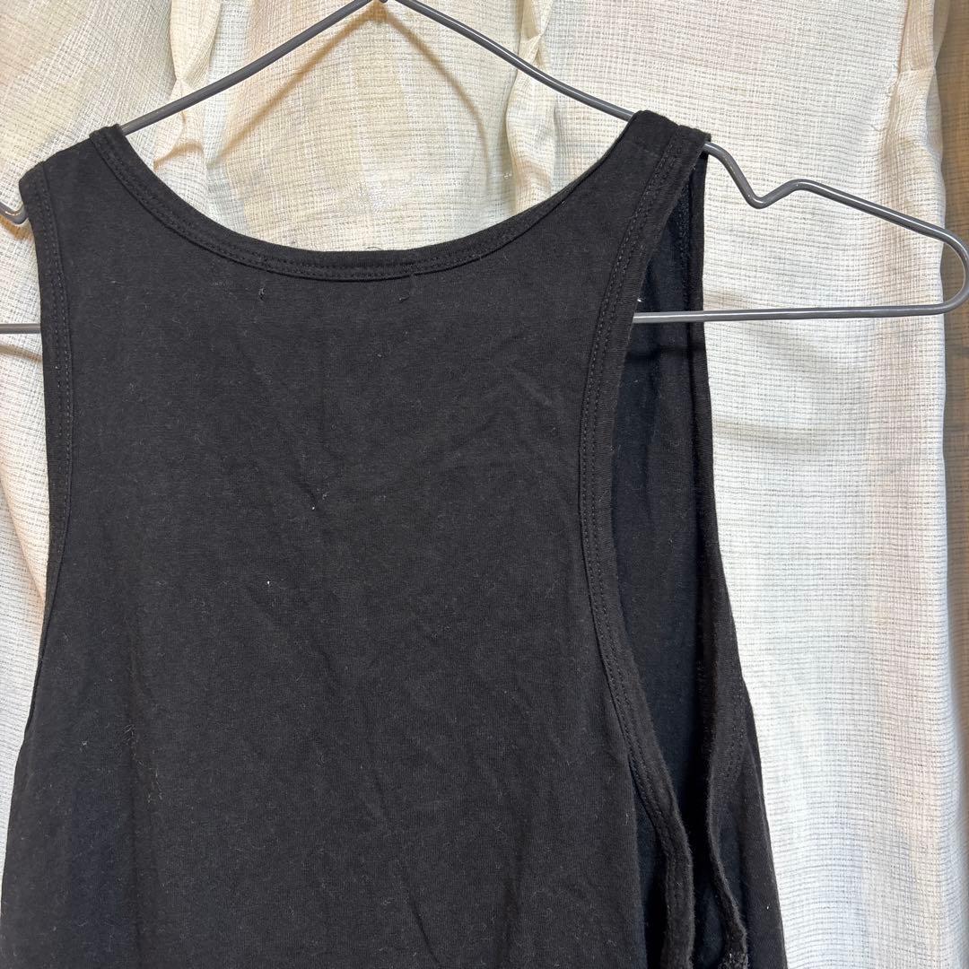 レース裾付きブラックタンクトップ