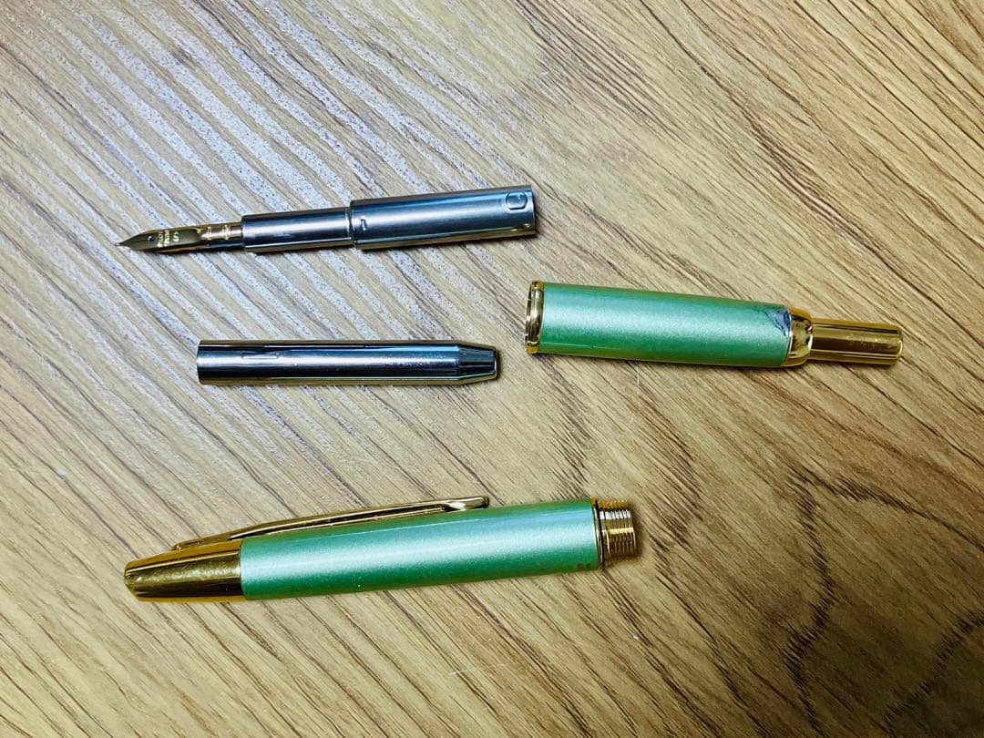 キャップレスデシモ メタリックソフトグリーン F（細字） 2019年 限定