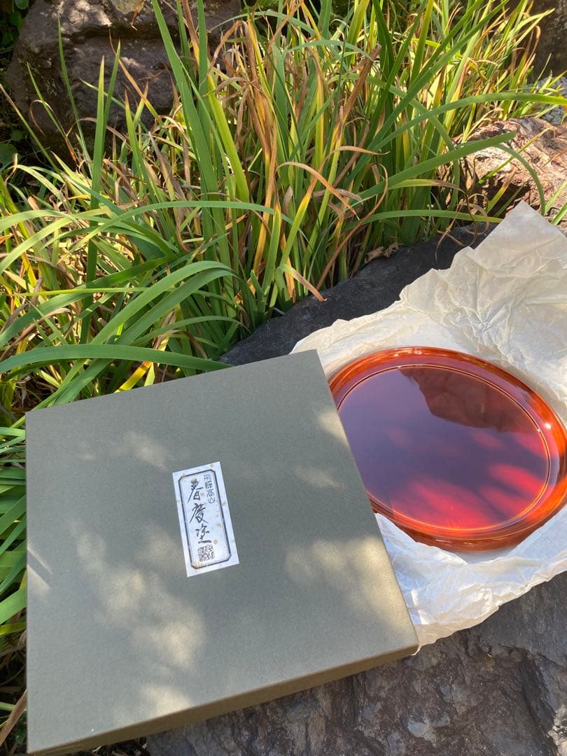 漆器 伝統的な赤色の丸型盆