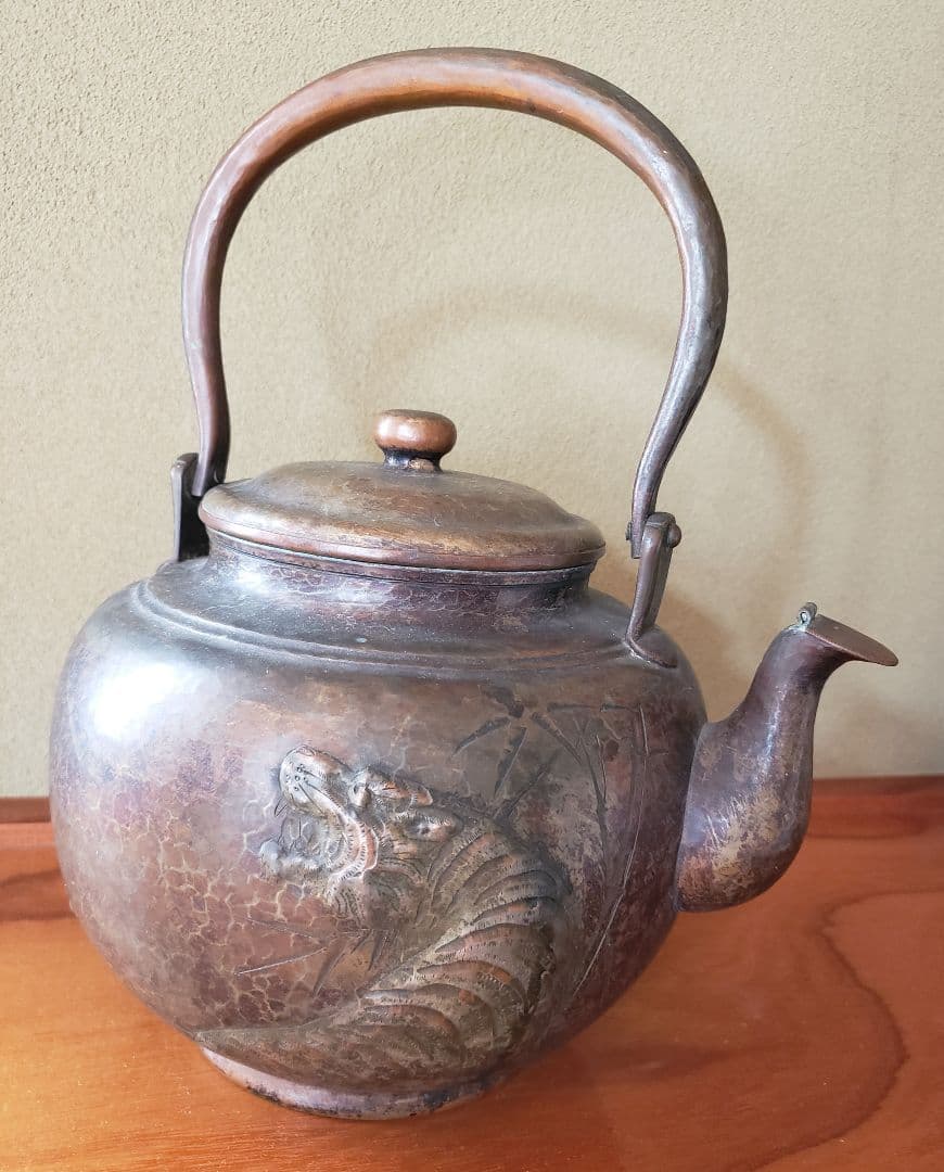 No216　大正・昭和期の 虎に不二図 の銅製 やかん(水注)