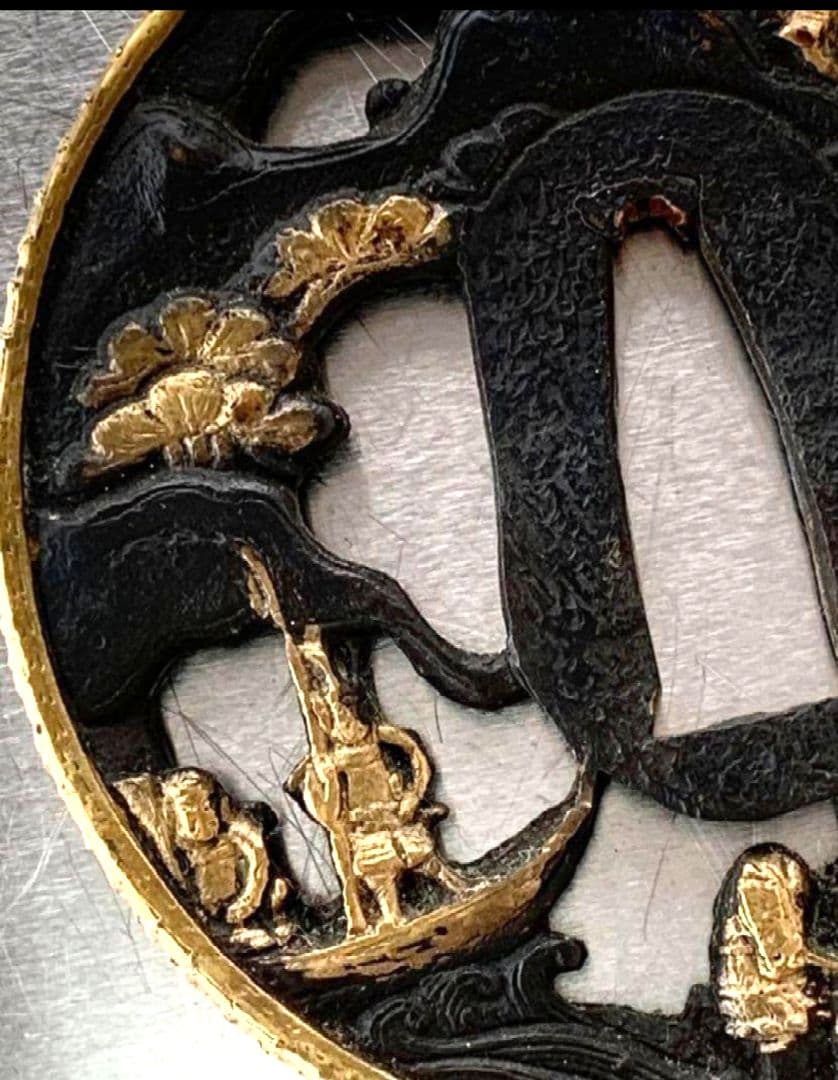 鍔(つば) 黒金装飾 人物風景彫刻付き　武者の透かし彫り　工芸品　箱付き