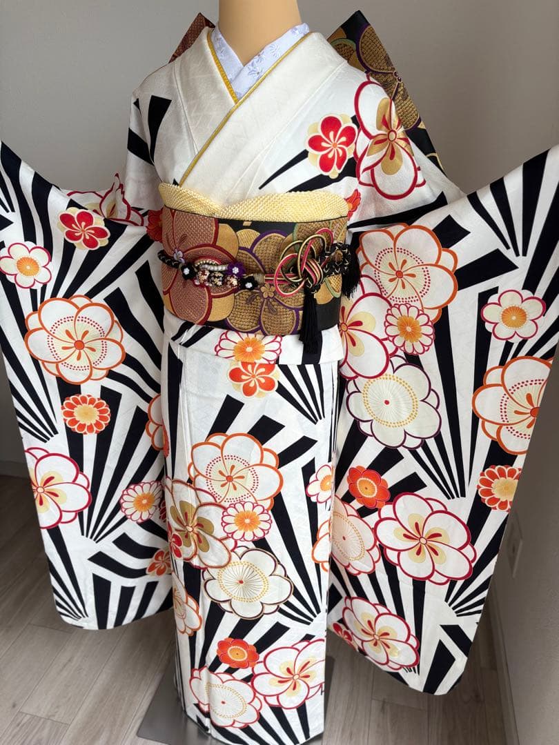 ⭐️振袖フルセット　正絹振袖　成人式　白・黒地系　【最終価格です！】