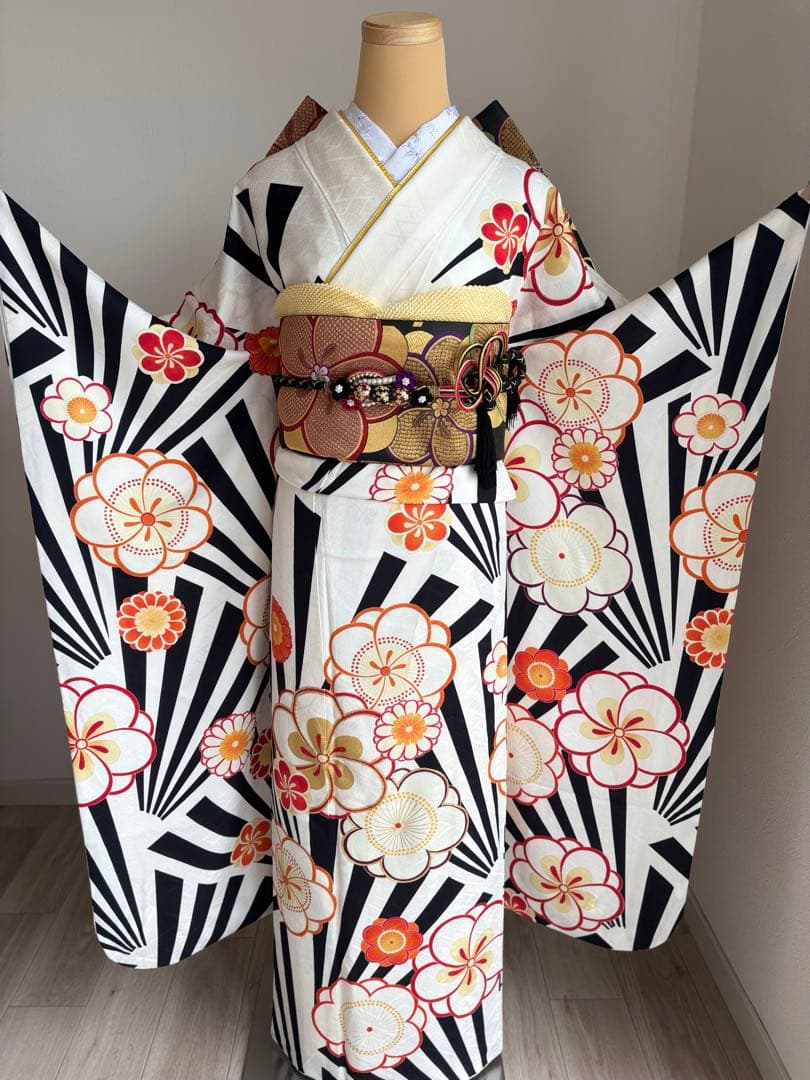 ⭐️振袖フルセット　正絹振袖　成人式　白・黒地系　【最終価格です！】