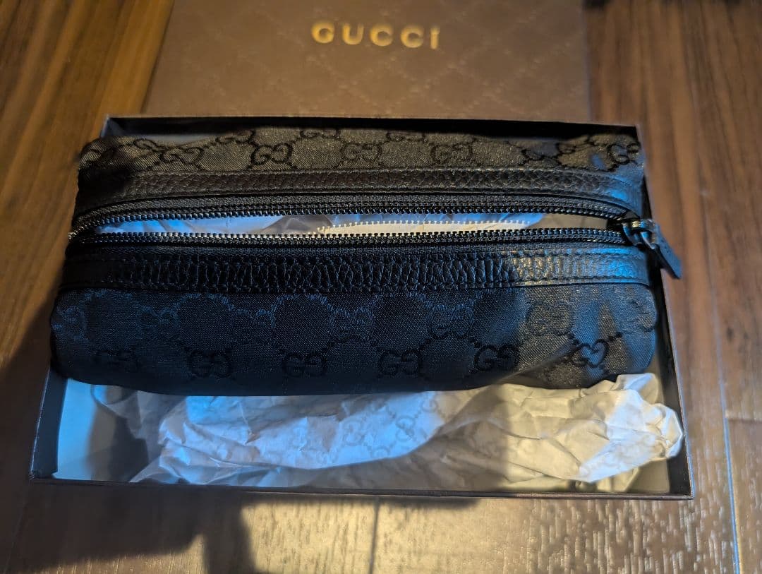 GUCCI ブラックナイロンポーチ GGパターン
