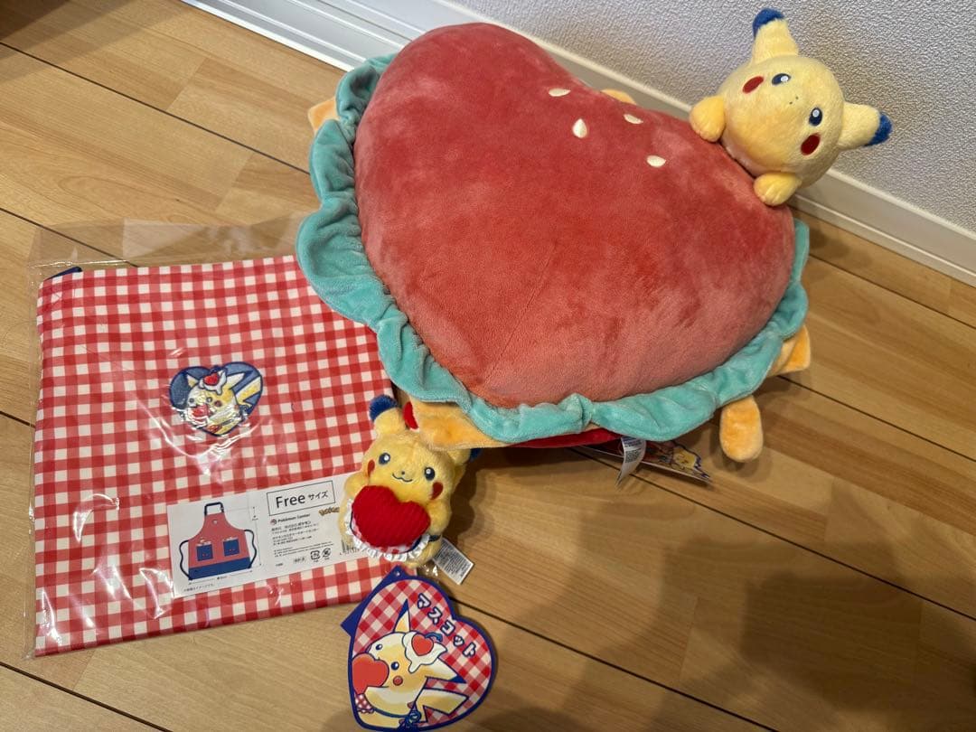 新品★ポケモン★ダイナー★ピカチュウ★ハート型クッション＆エプロン＆マスコット