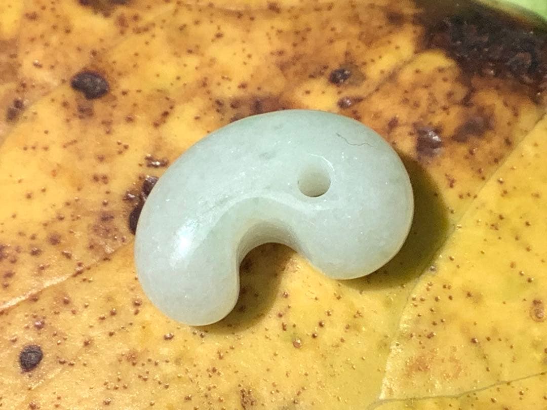 ✳業者様も大歓迎‼️ 糸魚川翡翠ロウカン勾玉　極上物‼️ 鑑別書付の本物を‼️