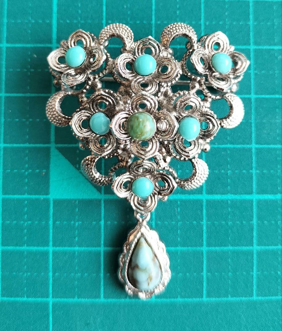 ターコイズカボションの花 シルバーカラー スイングするブローチ と他4点
