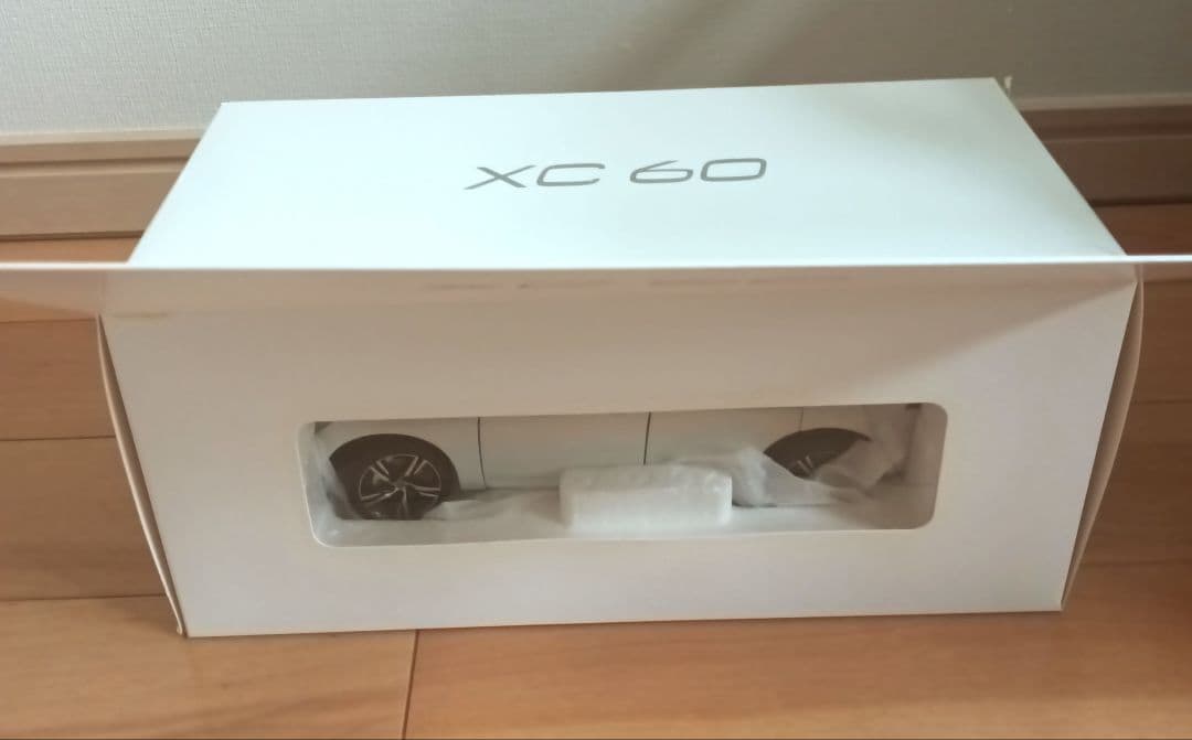 VOLVO XC60 ホワイト 1/18 スケール