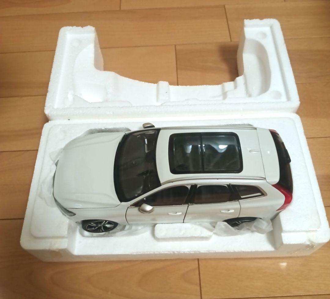 VOLVO XC60 ホワイト 1/18 スケール