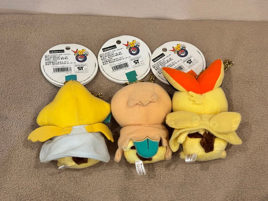 モクロー/ビクティニ/ジラーチのポンチョを着たピカチュウ マスコット