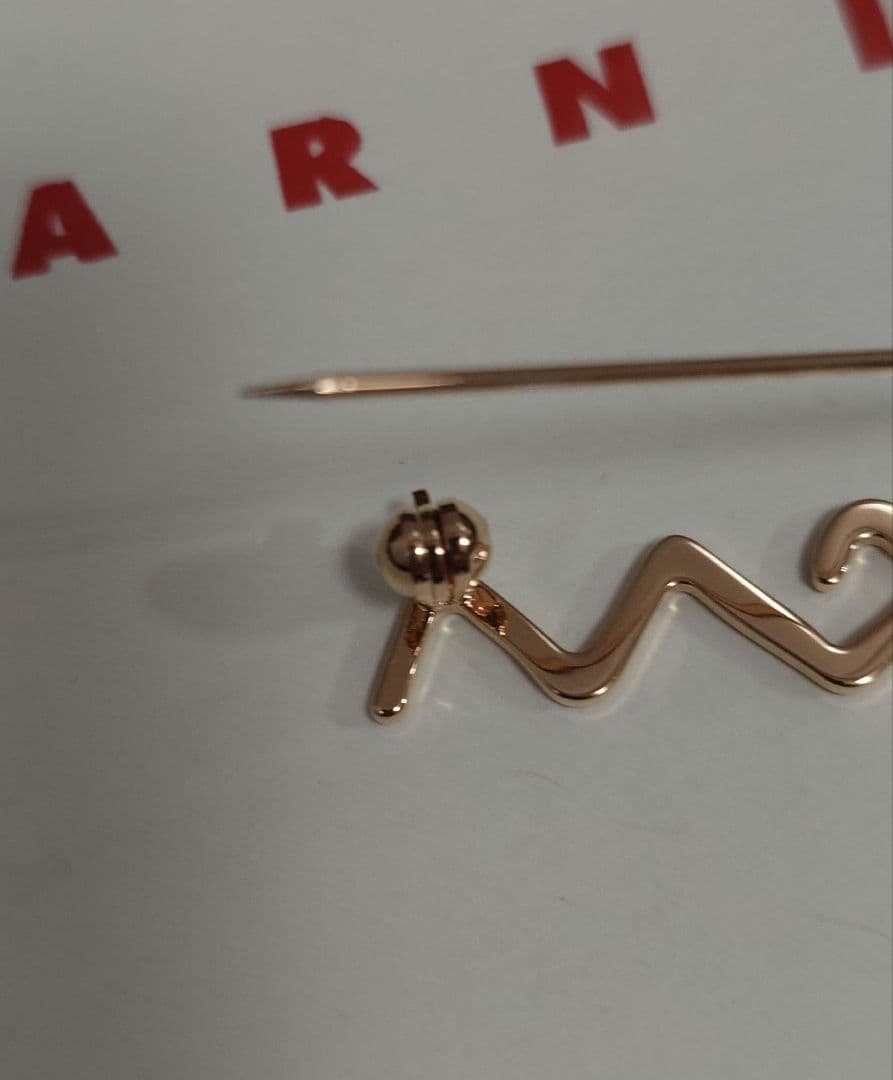 未使用　Marni ゴールド ロゴ　ブローチ