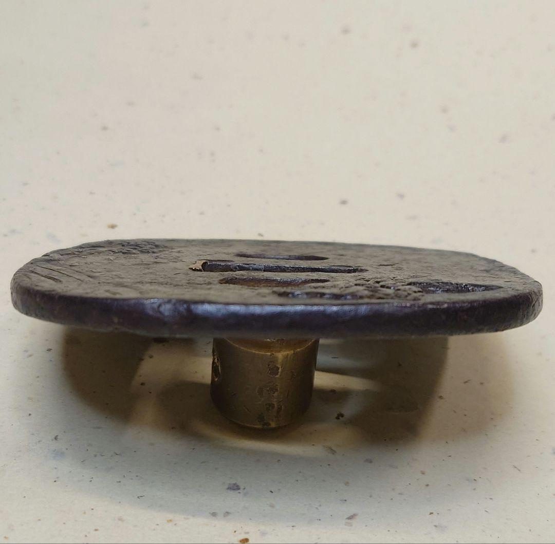 鉄鍔、鉄地に波に雲に乗る仙人？