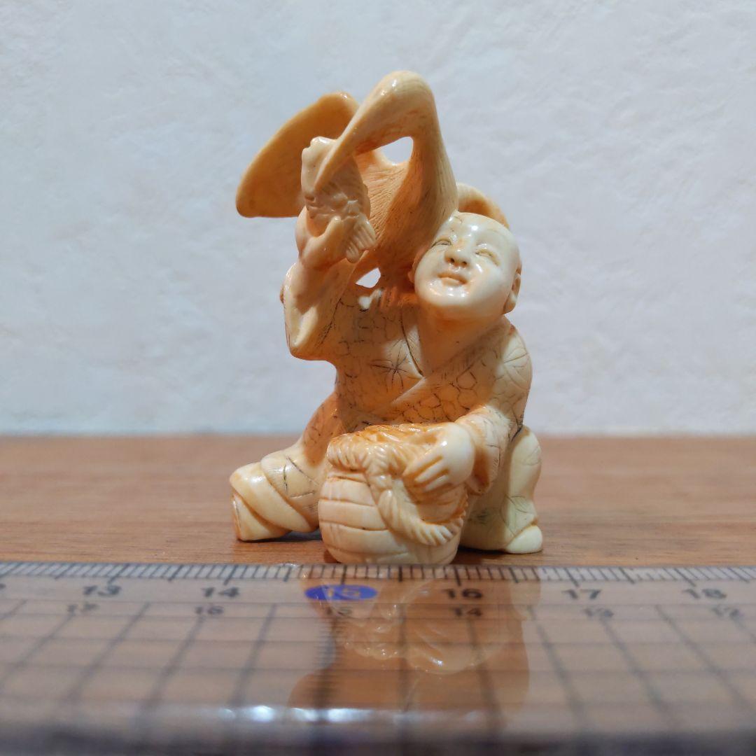 時代提げ物 人物根付 天然素材 在銘【鵜匠と鵜①】高さ約4.8cm 重さ約22ｇ