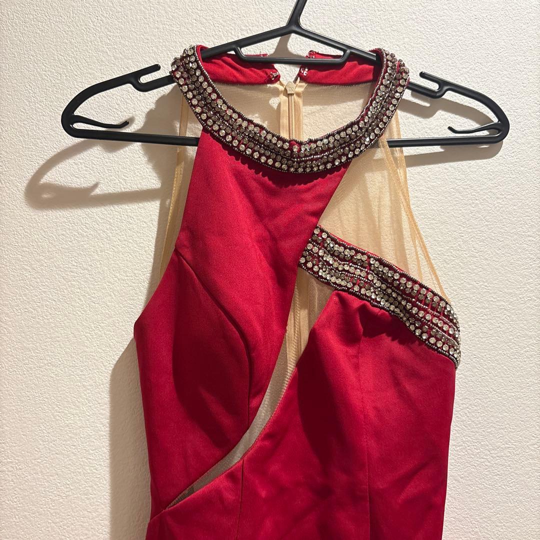 ビジュー付きハイネックレッドドレス