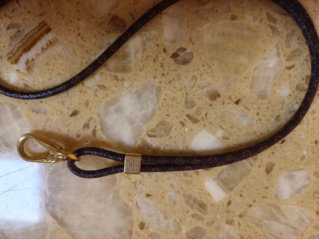 LOUIS VUITTON スマホケース　ストラップ