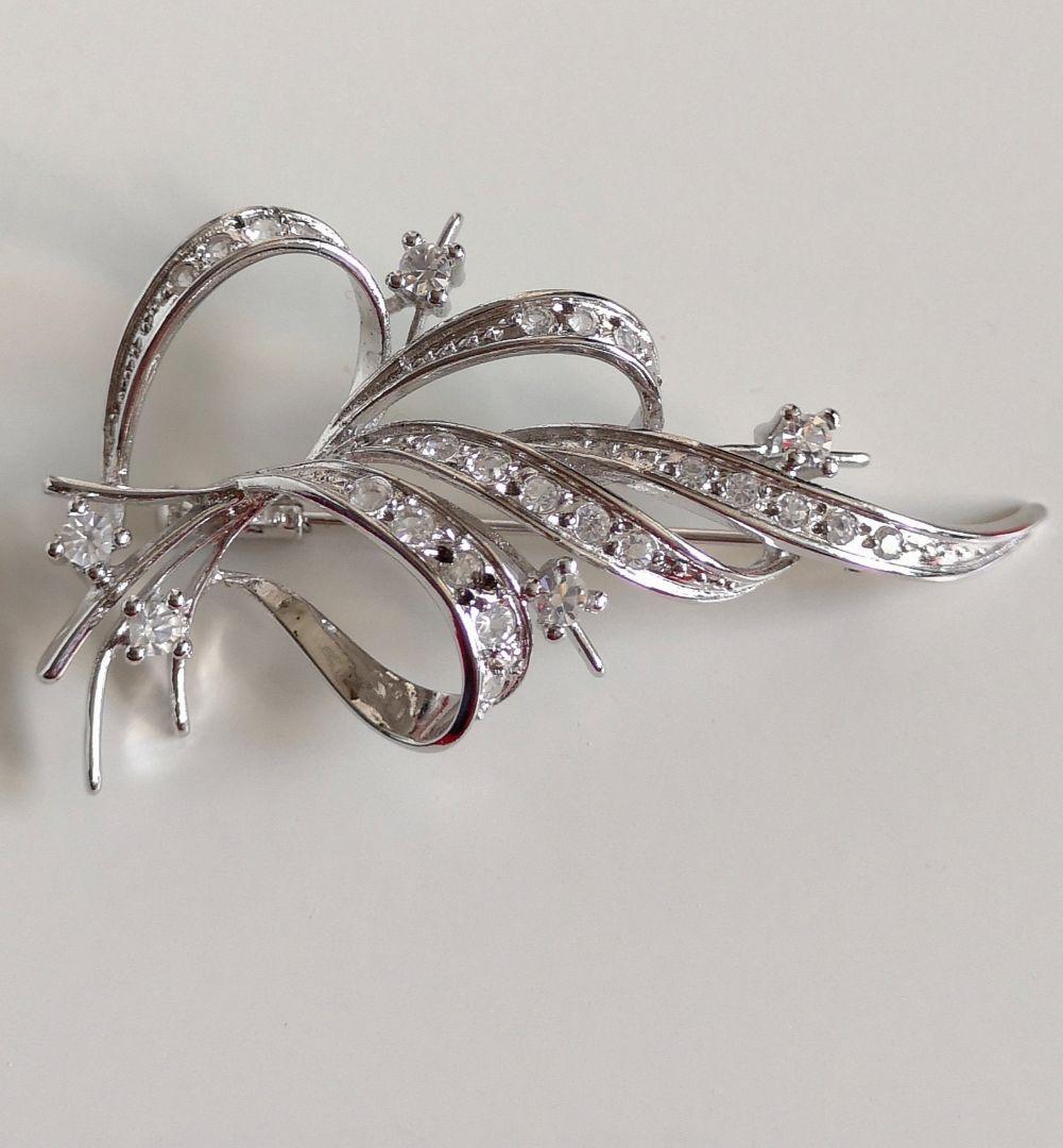 ブローチ 18金ホワイトゴールド製 アールヌーボーフォルム 硝子装飾 A12