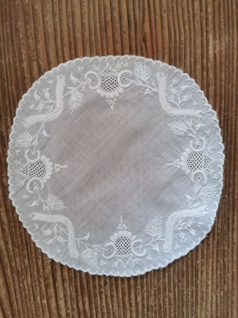 アンティーク スイス アペンツェル刺繍 精緻な白糸刺繍 プチスカラップドイリー