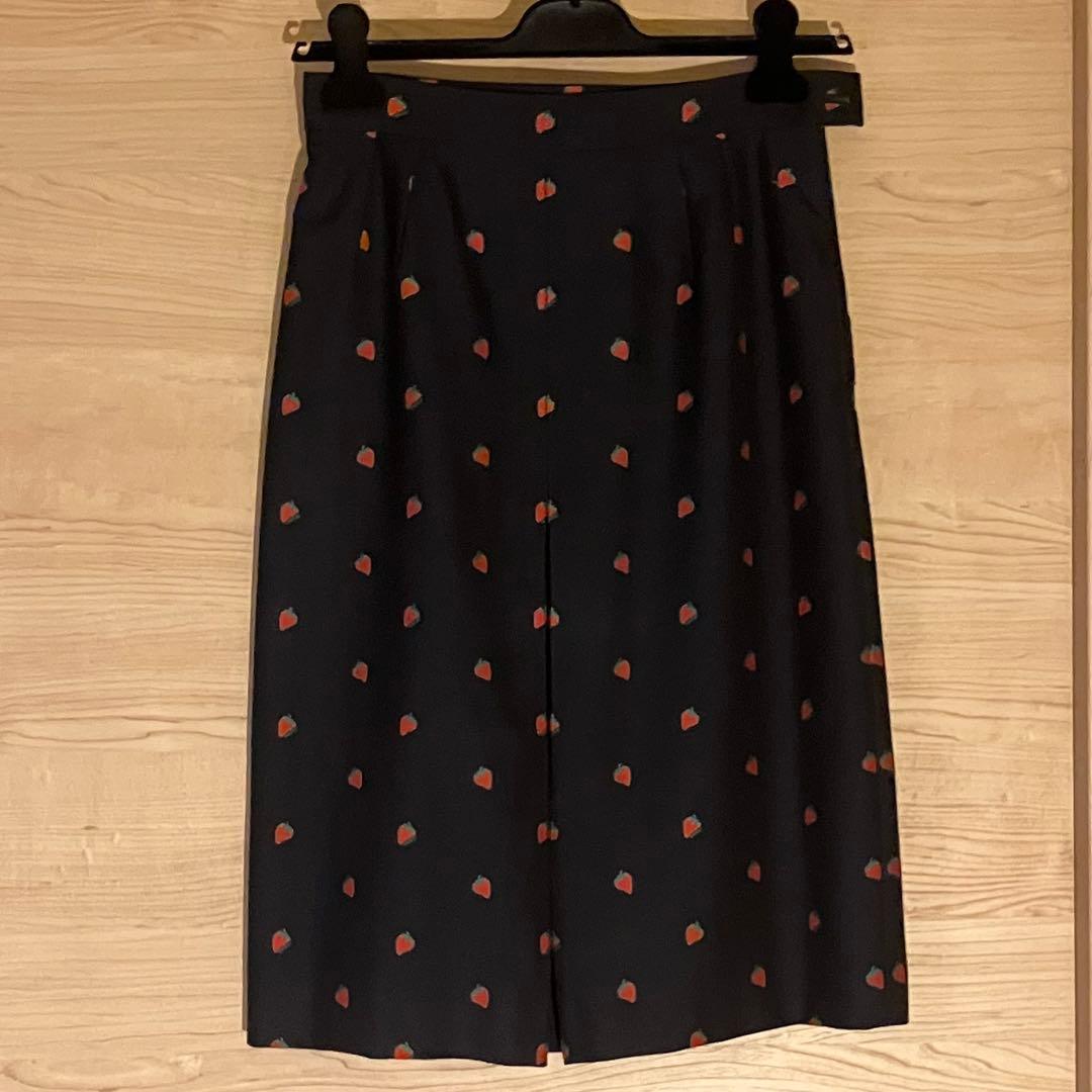 【GUCCI】いちご柄ネイビースカート