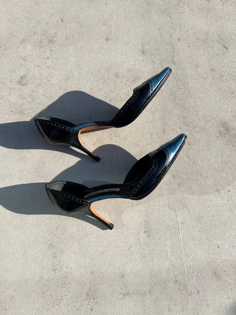 Manolo Blahnik 黒青ポインテッドトゥヒール