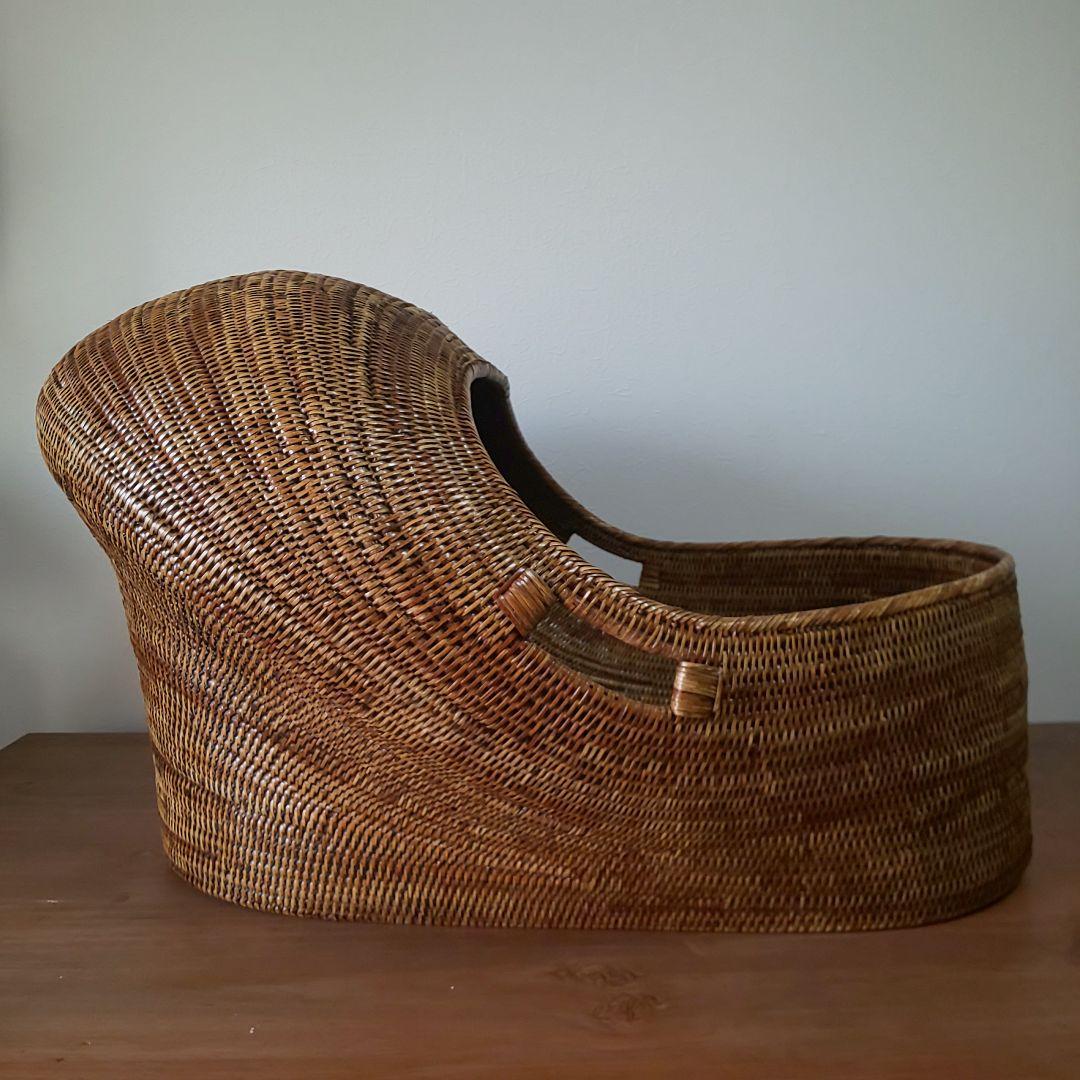 丸みを帯びたラタン製 ベビーベット アンティーク