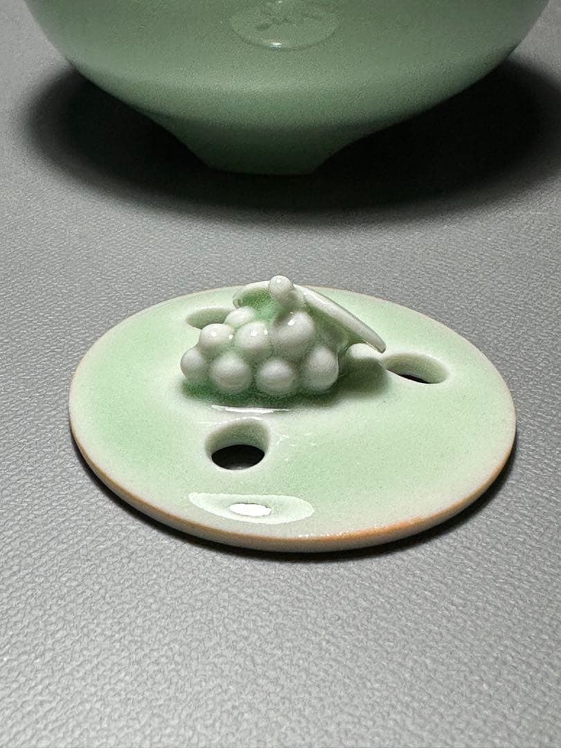 九谷焼　西田健二　作　青磁　香炉　葡萄のつまみ　美品