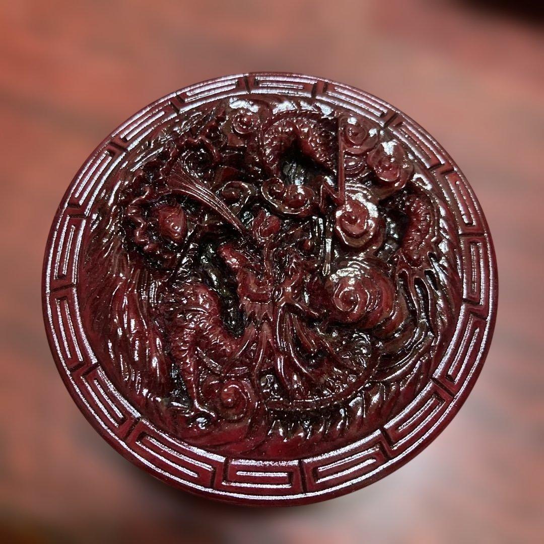 古美術品　ドラゴン彫刻の赤い漆器