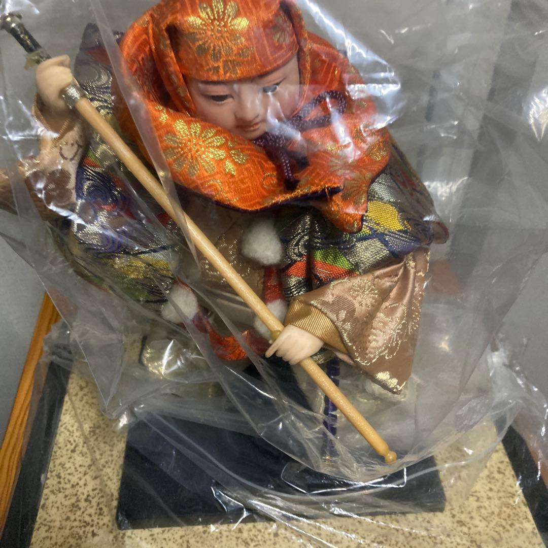 伝統的な日本人形 オレンジと金色