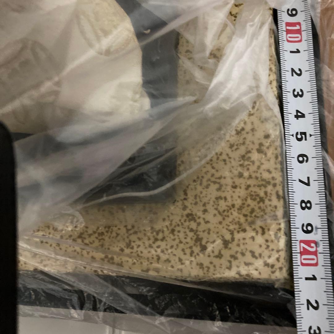 伝統的な日本人形 オレンジと金色