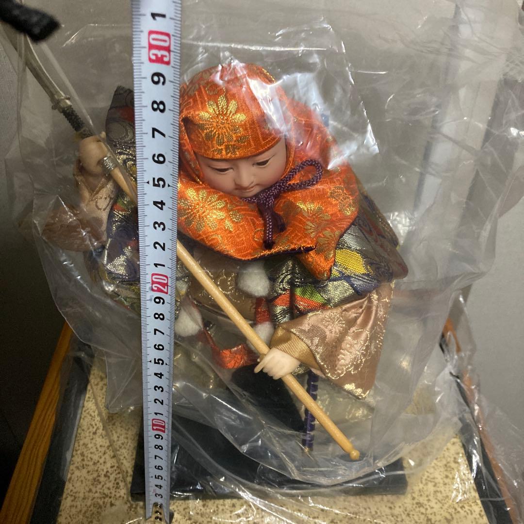 伝統的な日本人形 オレンジと金色