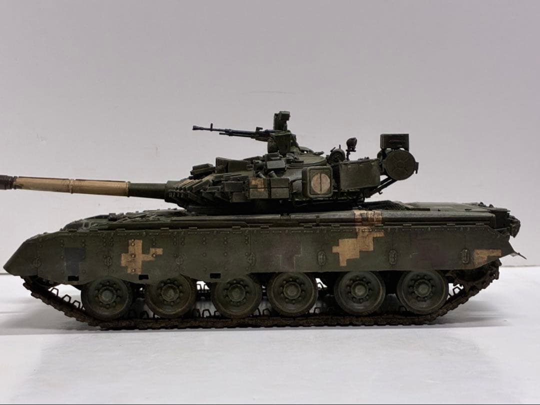 トランペッター　1/35 T-80BV 完成品　戦車　模型　