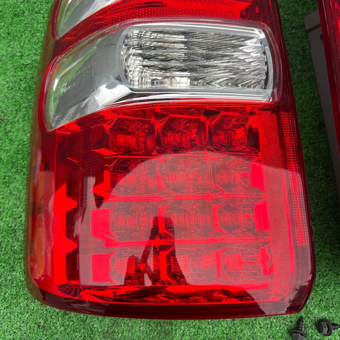 トヨタ純正★ノア ZRR70  テールランプセット