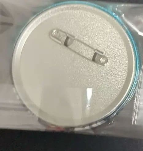 秋田書店 C105 特典 ホログラム缶バッジ　魔入りました！入間くん 魔フィア