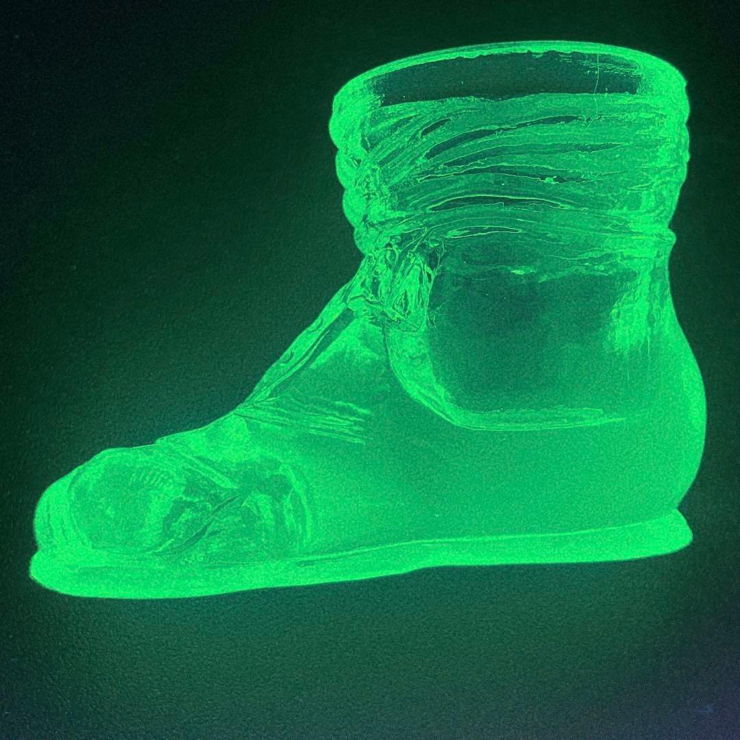 ブーツが破けて指が出ているデザイン ウラン ガラス 置物 小物入れ ペン刺し