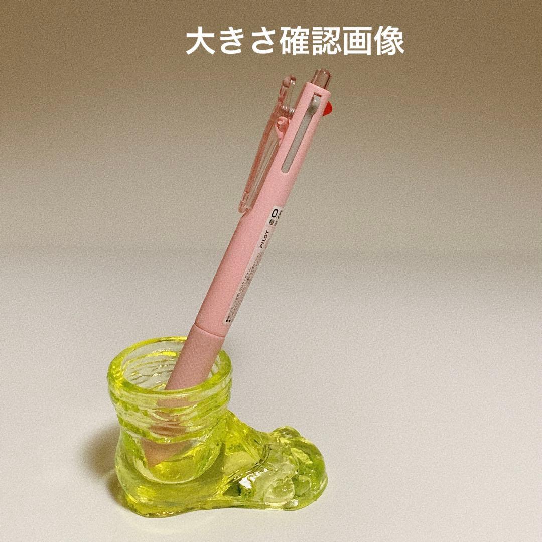 ブーツが破けて指が出ているデザイン ウラン ガラス 置物 小物入れ ペン刺し