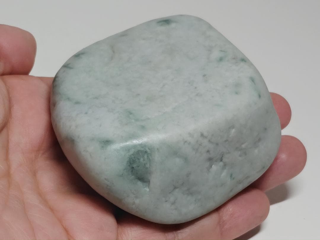 糸魚川76 翡翠 378g ヒスイ 原石 鑑賞石 自然石 誕生石 鉱物 鉱石